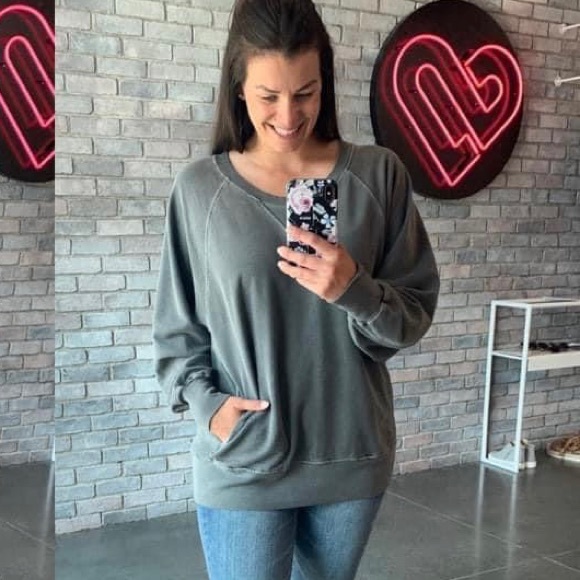 Silver Icing “Everyday Casual Pullover” by Zenana
Size Small New without tags - Picture 1 of 4